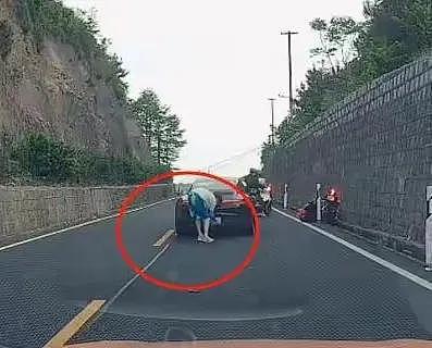 全网愤怒！宁波保时捷弯道超车撞飞摩托车，肇事者不救人先换车牌！警方通报引争议（视频/组图） - 6