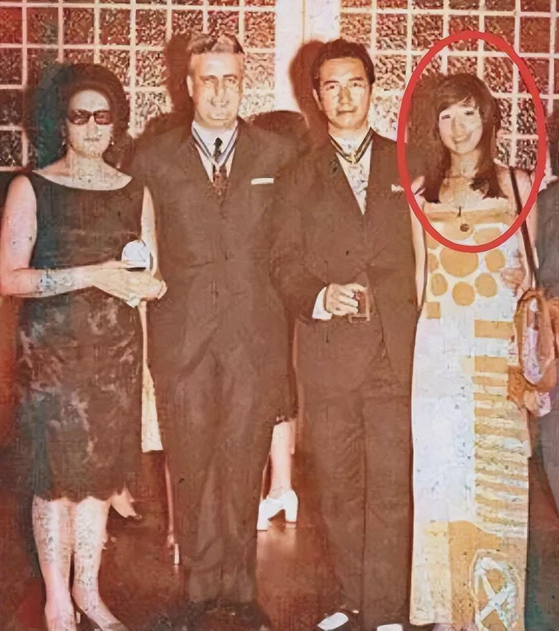 被亲爹何鸿燊坑惨的顶级白富美,疯癫流浪20年,死后连块墓碑都没有(组图) - 18