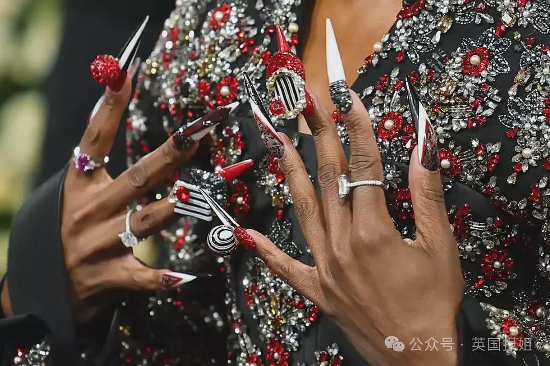 2025时尚界春晚来了！蕾哈娜挺孕肚官宣3胎，卡戴珊穿性感皮裙被踩险摔，海莉独美现身再引猜测（组图） - 26