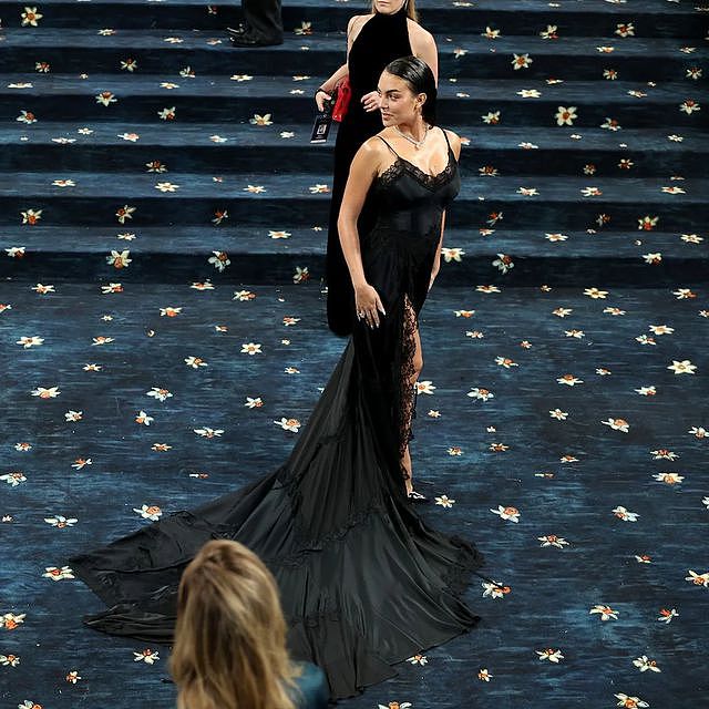 C罗女友首秀MetGala，“只穿睡裙”惹争议，花数百万入场却没品（组图） - 5