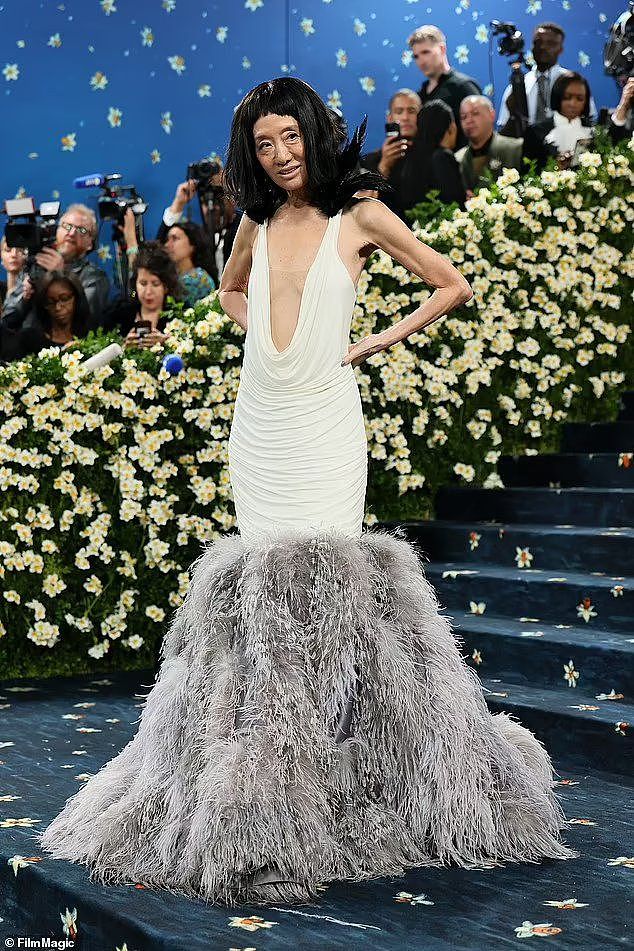 75岁王薇薇亮相MetGala，“衣襟开到肚脐”惹争议，却也被赞无畏（组图） - 2