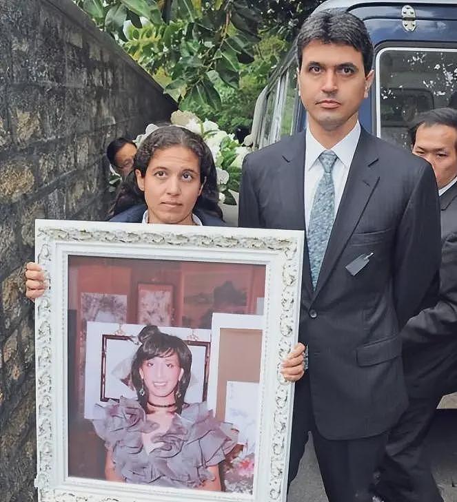 被亲爹何鸿燊坑惨的顶级白富美,疯癫流浪20年,死后连块墓碑都没有(组图) - 34