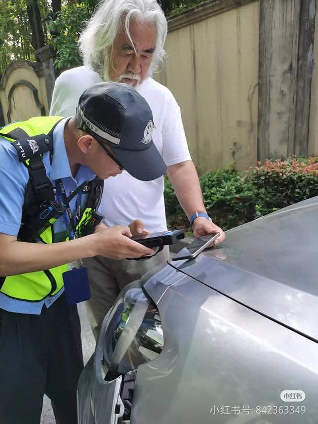 74岁张纪中杭州开车送娃上学撞车，聊天感叹养娃负担重（组图） - 1