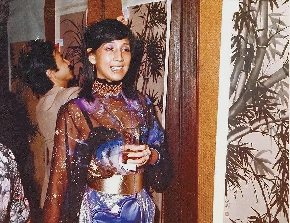 被亲爹何鸿燊坑惨的顶级白富美,疯癫流浪20年,死后连块墓碑都没有(组图) - 3