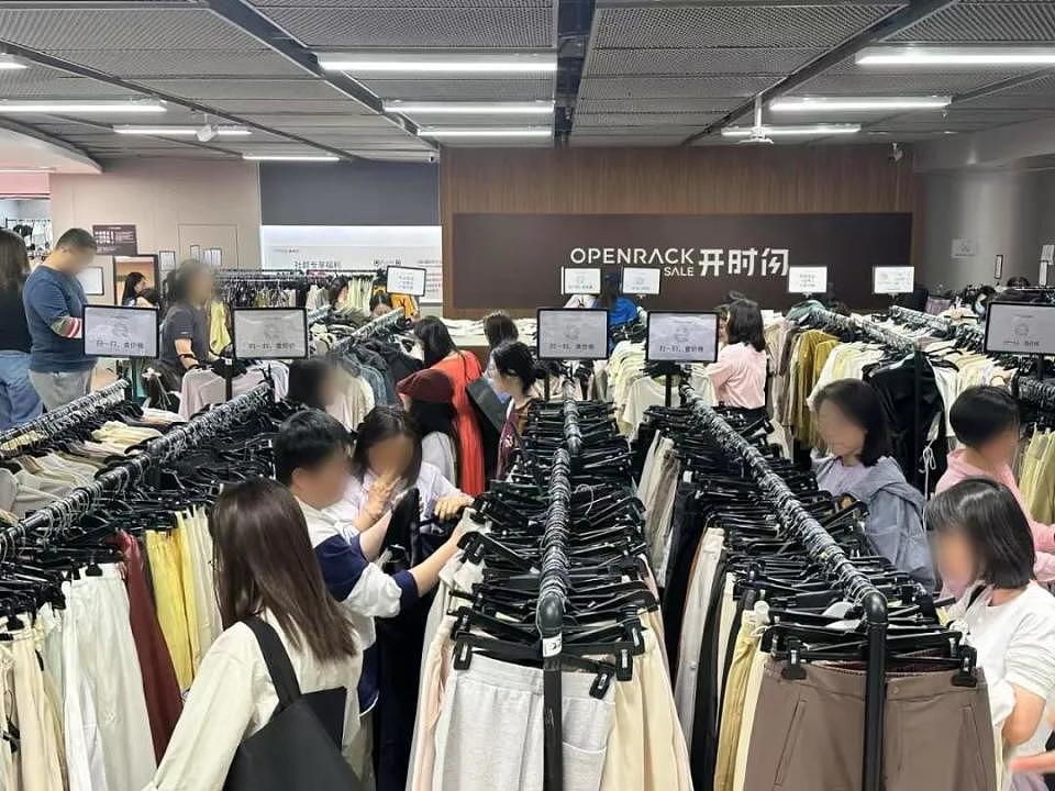 5折抢爱马仕，中产挤爆奢侈品特卖会，有人一把抓十几个包（组图） - 8