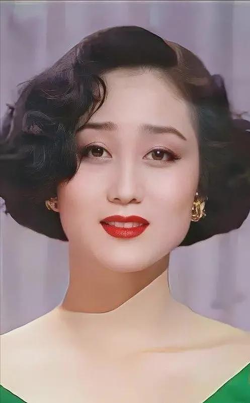 1999年李连杰迎娶利智，港媒10字嘲讽：情义千斤，不敌胸脯四两（组图） - 4