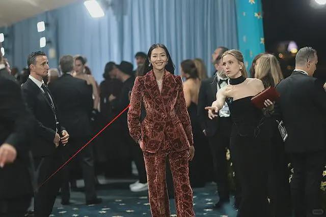 这跟不穿有啥区别?纽约晚宴“敢露”女星:卡戴珊、Lisa、插排姐(组图) - 26