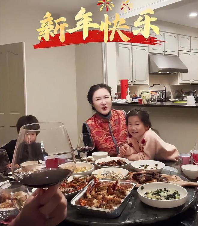 张纪中为娇妻庆生，混血继子站旁边被冷落，下巴后缩网友呼吁关注（组图） - 14