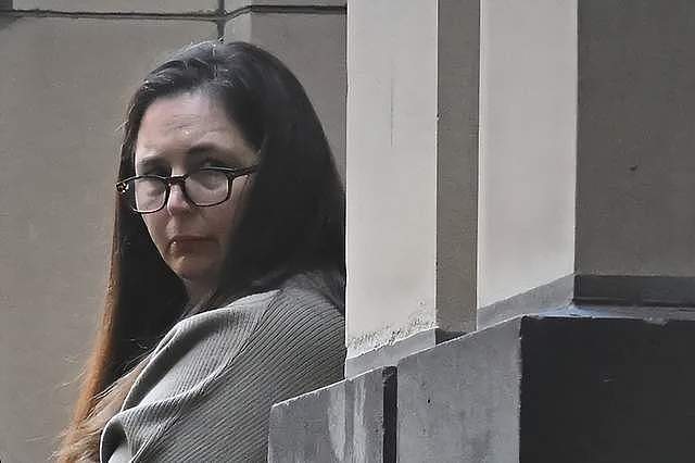 澳洲女子被控毒杀公婆，伪造患癌引诱家人做客，将毒蘑菇掺入牛排（组图） - 3