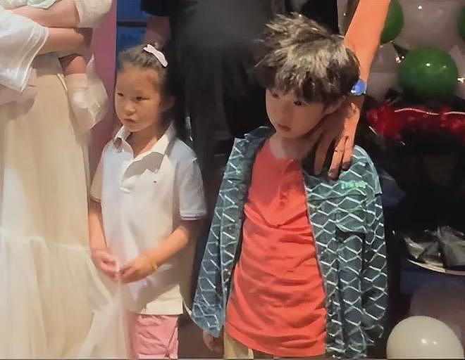 张纪中为娇妻庆生，混血继子站旁边被冷落，下巴后缩网友呼吁关注（组图） - 5
