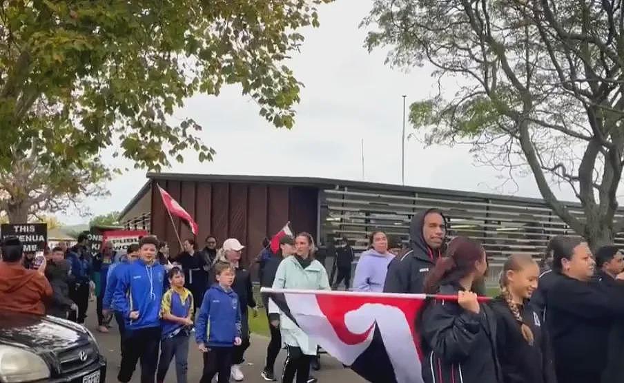 新西兰港口设施遭一群人强行占领！“没回应我们就不离开...”（组图） - 2