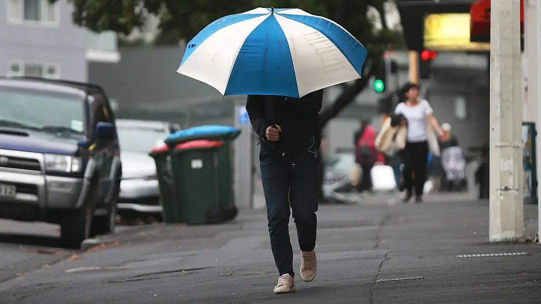奥克兰惨烈车祸：车头扎进树干，8人受伤；本周强风暴雨来袭，新西兰薪酬改革，店长崩溃，门口天天堆垃圾，还有排泄物（组图） - 9