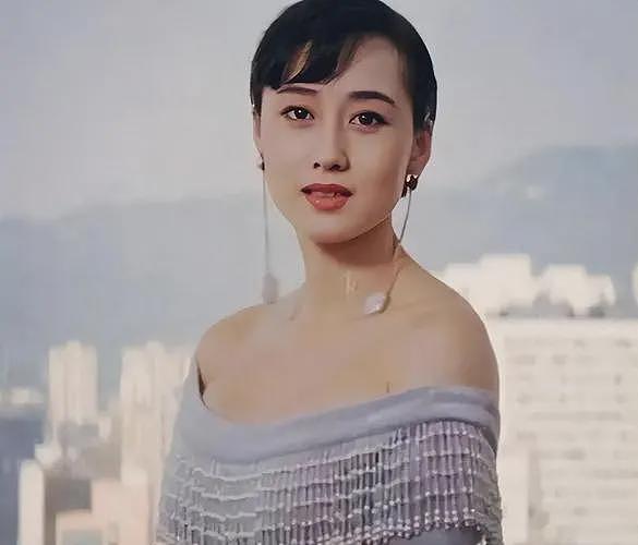 1999年李连杰迎娶利智，港媒10字嘲讽：情义千斤，不敌胸脯四两（组图） - 23