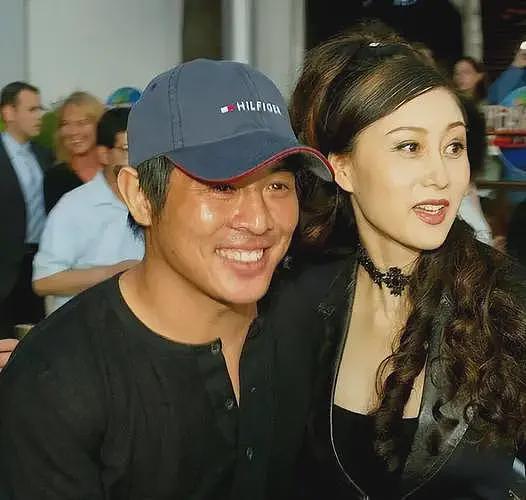 1999年李连杰迎娶利智，港媒10字嘲讽：情义千斤，不敌胸脯四两（组图） - 26
