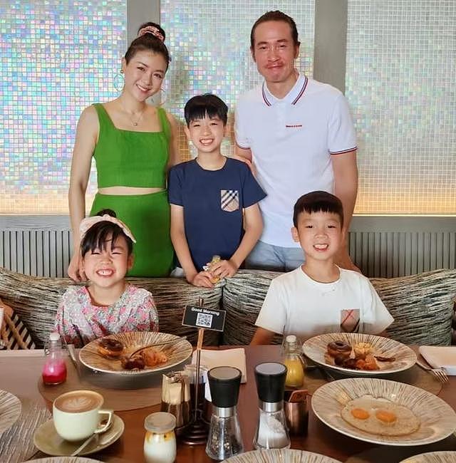 辛苦!TVB视帝被密友曝经济压力大,一人养全家更要死撑5家咖啡店(组图) - 1