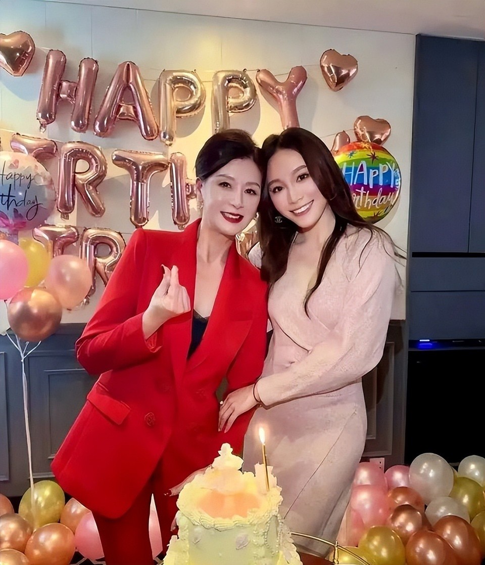 TVB“御用姣精”新剧艳压全场，42寸美腿PK高海宁，姑姑是港影女神（组图） - 7