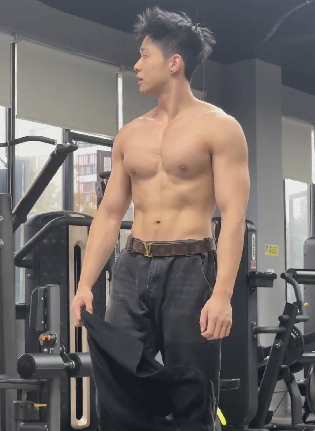 【帅哥】22岁长沙肌肉小哥，六块腹肌胸大肌，这大长腿肌肉伴郎火出圈（组图） - 15