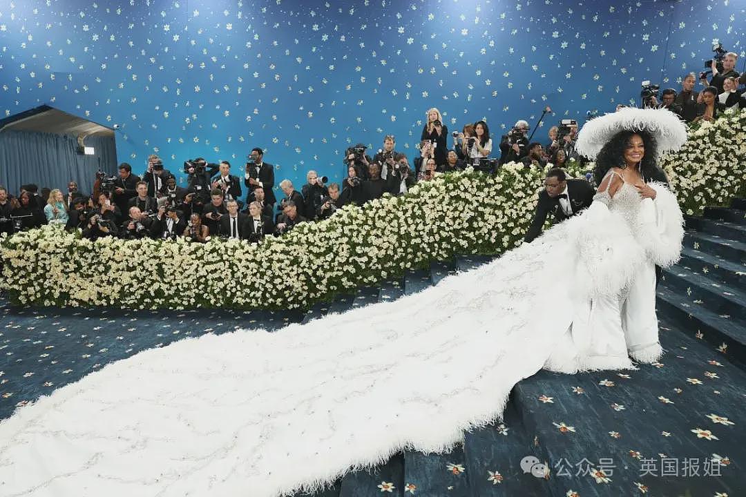 2025时尚界春晚来了！蕾哈娜挺孕肚官宣3胎，卡戴珊穿性感皮裙被踩险摔，海莉独美现身再引猜测（组图） - 25