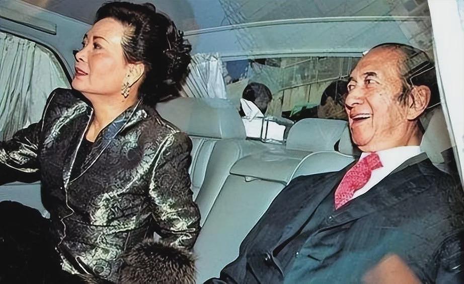 被亲爹何鸿燊坑惨的顶级白富美,疯癫流浪20年,死后连块墓碑都没有(组图) - 9