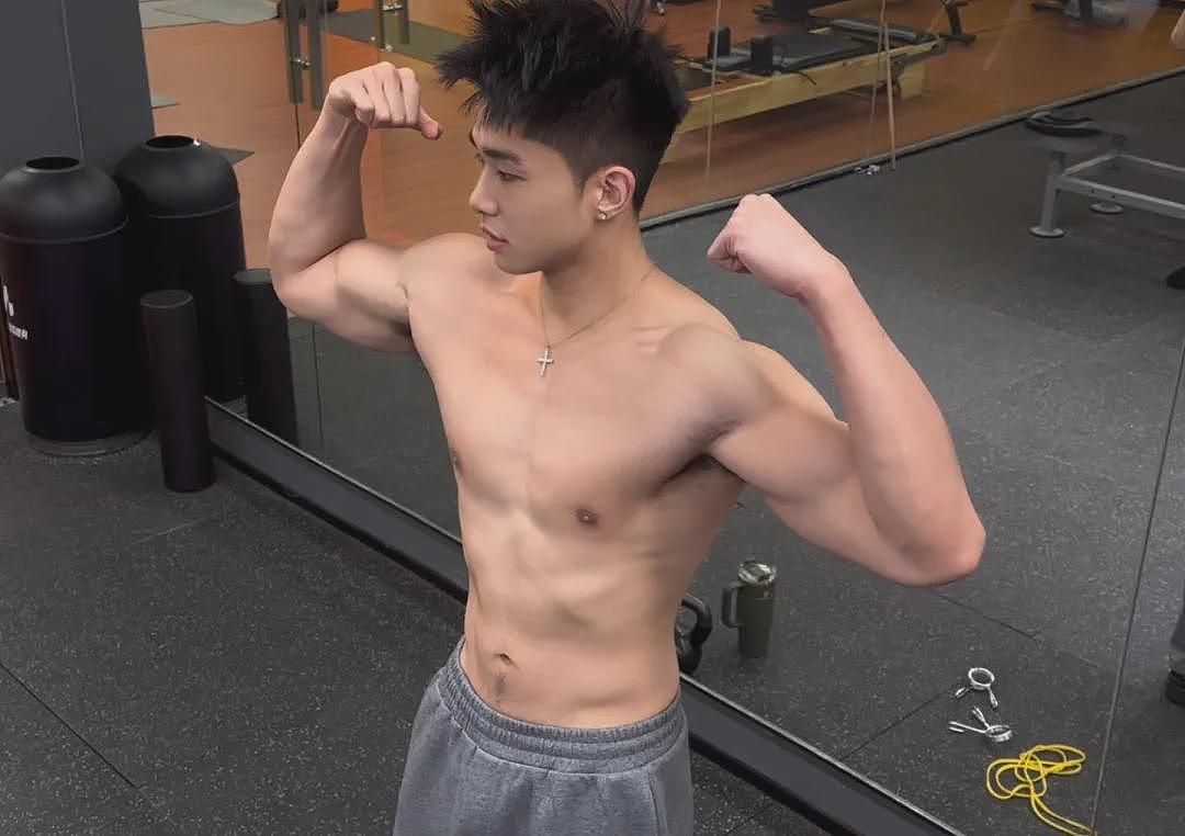 【帅哥】22岁长沙肌肉小哥，六块腹肌胸大肌，这大长腿肌肉伴郎火出圈（组图） - 16