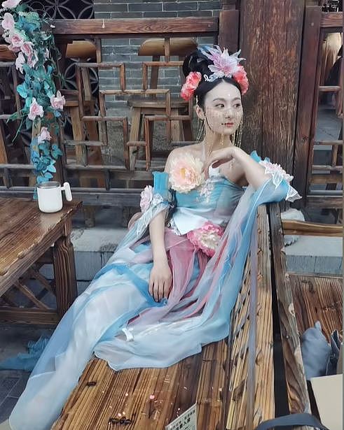 洛阳古城“天女散花”名场面冲上热搜！网友：演员肌肉发达，怀疑是男的...（视频/组图） - 17