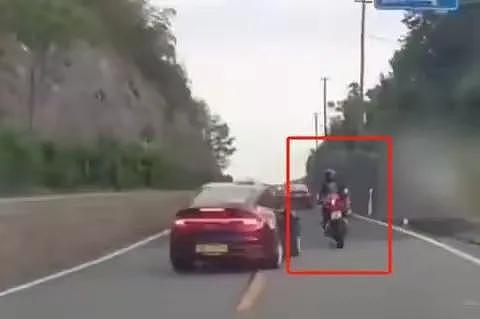 全网愤怒！宁波保时捷弯道超车撞飞摩托车，肇事者不救人先换车牌！警方通报引争议（视频/组图） - 2