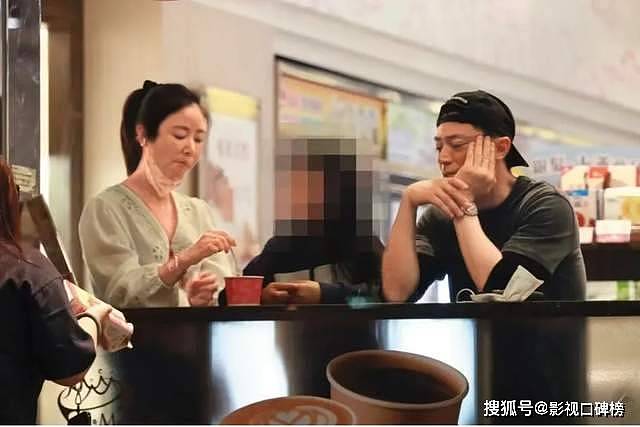 林心如背24万包，霍建华吃剩冰激凌，一家三口逛街（组图） - 2