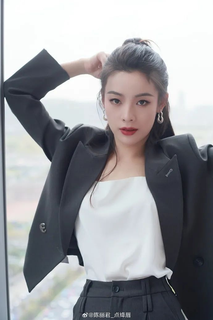 女演员落泪道歉：以后一定会让嘴和脑子站在同一战线！此前称“贾宝玉是长子长孙”引争议（组图） - 4