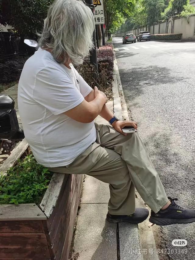 74岁张纪中杭州开车送娃上学撞车，聊天感叹养娃负担重（组图） - 2