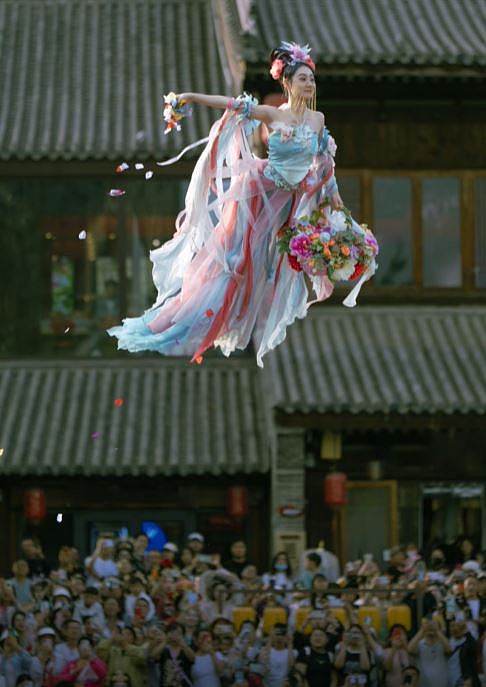 洛阳古城“天女散花”名场面冲上热搜！网友：演员肌肉发达，怀疑是男的...（视频/组图） - 7