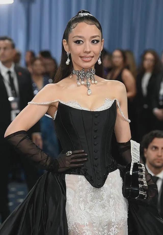 这一夜，美国红毯令人眼前一黑！Lisa好辣，珍妮前三，卡戴珊屁链赢了（组图） - 10