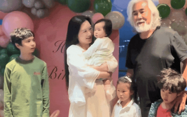 张纪中为娇妻庆生，混血继子站旁边被冷落，下巴后缩网友呼吁关注（组图） - 7