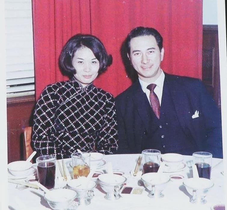 被亲爹何鸿燊坑惨的顶级白富美,疯癫流浪20年,死后连块墓碑都没有(组图) - 8