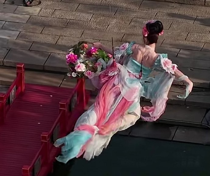 洛阳古城“天女散花”名场面冲上热搜！网友：演员肌肉发达，怀疑是男的...（视频/组图） - 13
