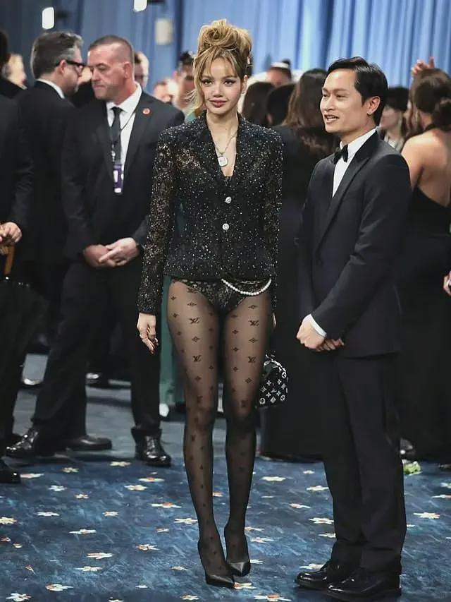 这跟不穿有啥区别?纽约晚宴“敢露”女星:卡戴珊、Lisa、插排姐(组图) - 12