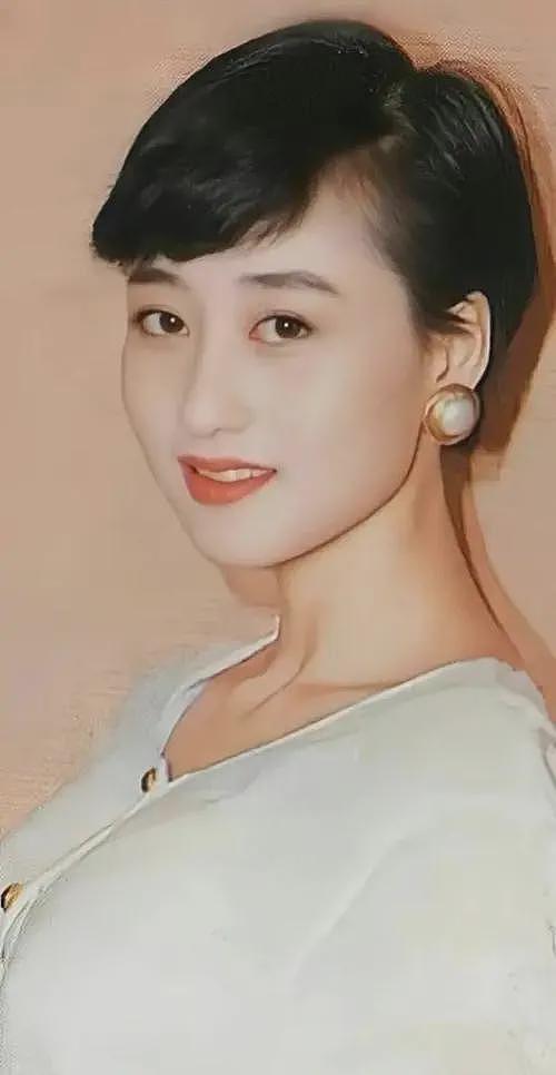 1999年李连杰迎娶利智，港媒10字嘲讽：情义千斤，不敌胸脯四两（组图） - 6