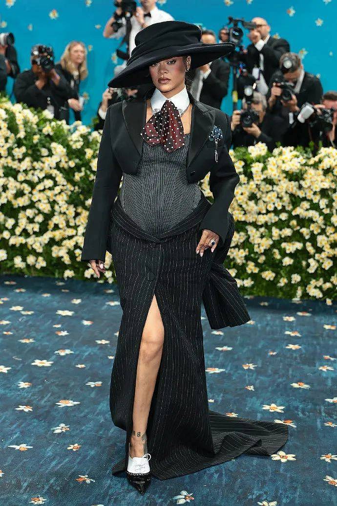 【时尚】辣眼睛！Lisa穿LV定制蕾丝透视三角裤套装征战Met Gala（组图） - 7