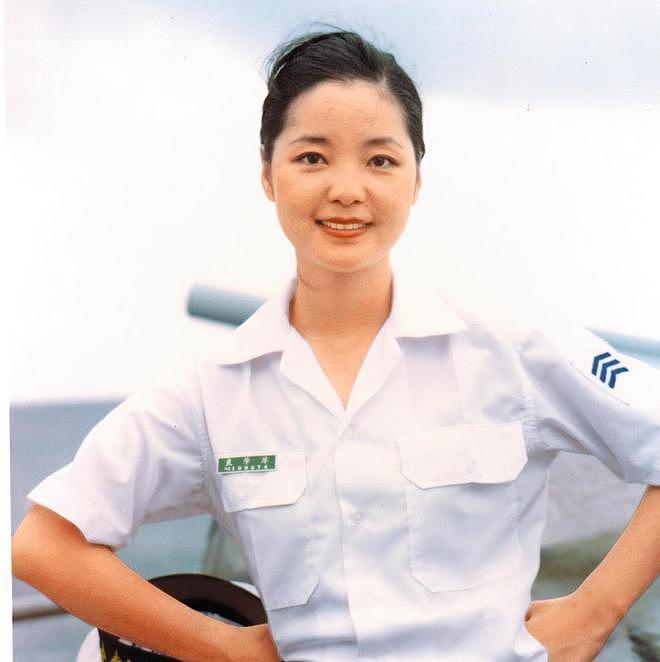 邓丽君逝世30周年，92岁经纪人到墓地上香，三哥邓长富上台致辞（组图） - 9