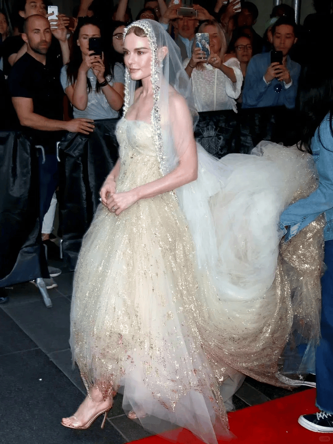 【时尚】辣眼睛！Lisa穿LV定制蕾丝透视三角裤套装征战Met Gala（组图） - 37