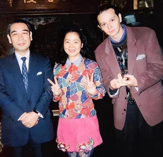 邓丽君逝世30周年，92岁经纪人到墓地上香，三哥邓长富上台致辞（组图） - 5