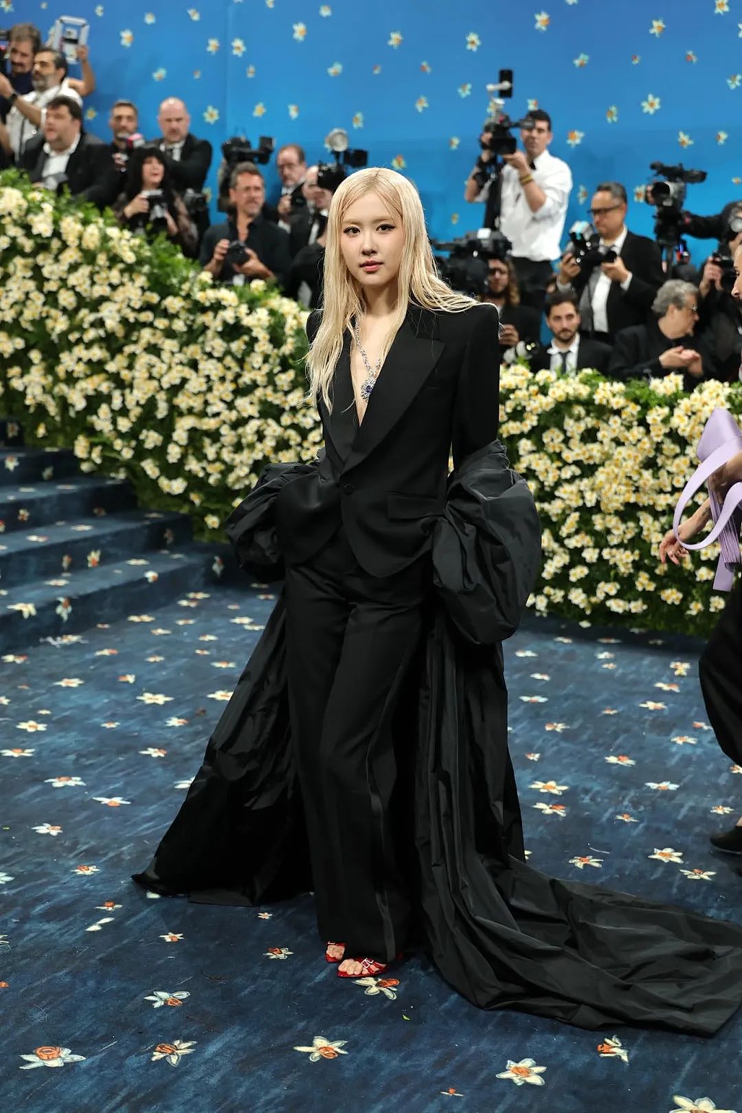 这届Met Gala红毯太顶了!Rihanna挺孕肚亮相,Blackpink成员风格大变!(组图) - 3