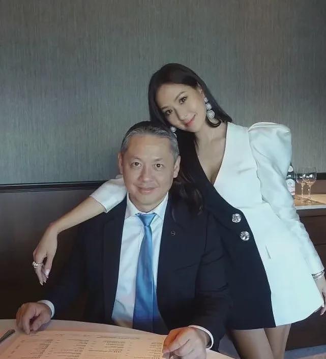 47岁的她身材性感脸不老,和54岁老公合照像父女,美貌远超25岁女儿(组图) - 1