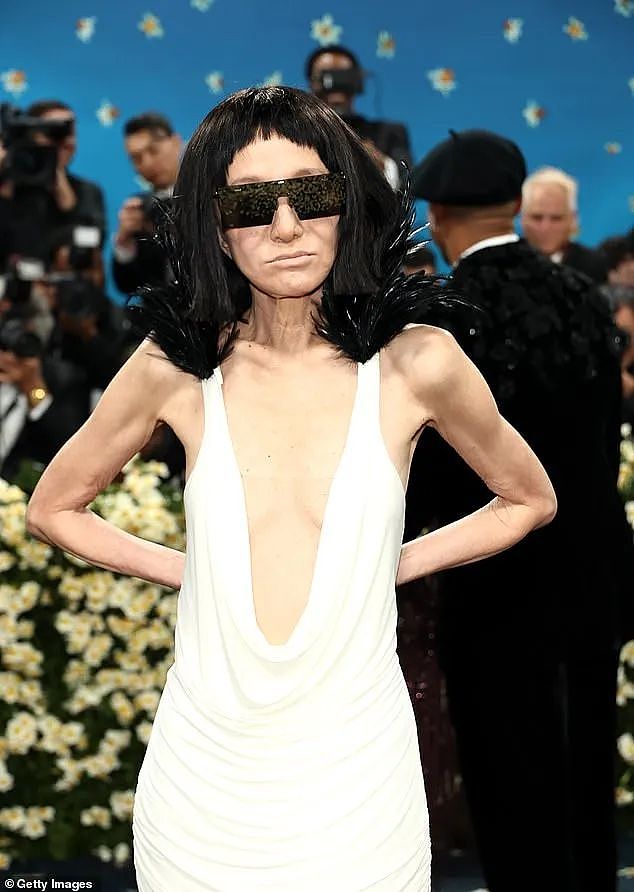 75岁王薇薇亮相Met Gala，深V开到肚脐，不老神话崩塌，全网：不敢认（组图） - 6