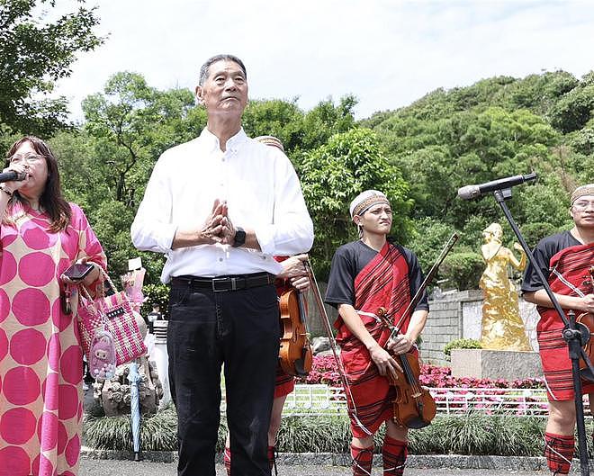 邓丽君逝世30周年，92岁经纪人到墓地上香，三哥邓长富上台致辞（组图） - 3