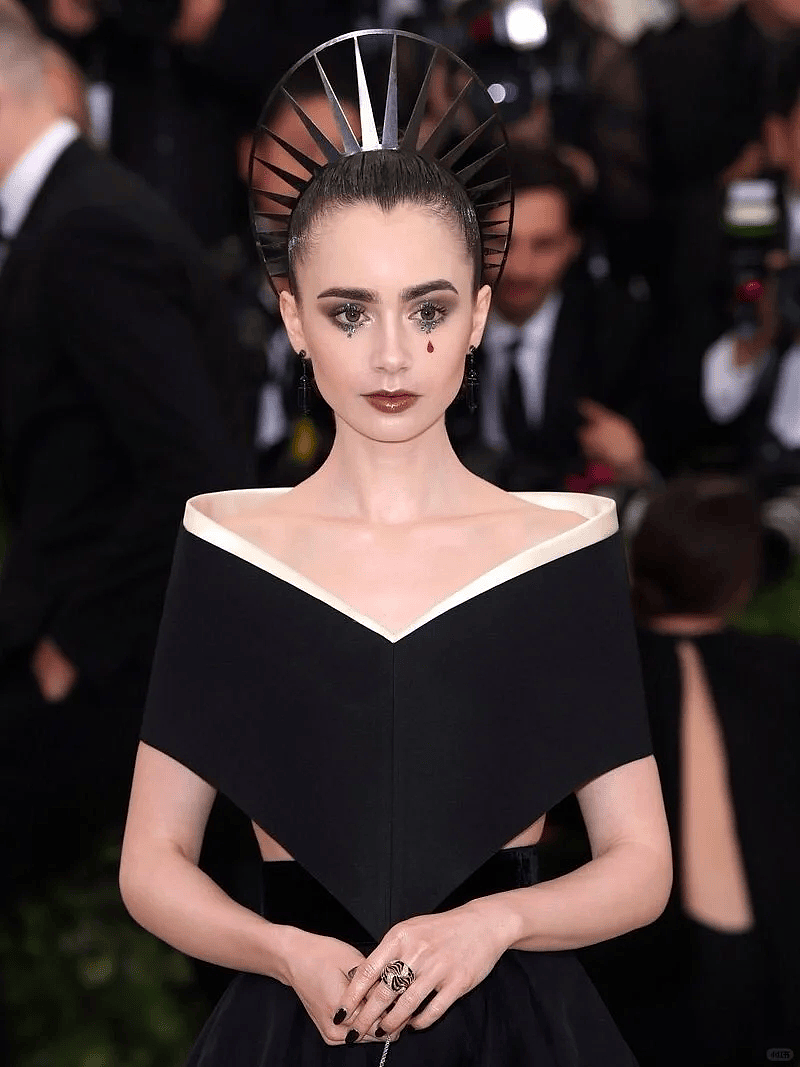 【时尚】辣眼睛！Lisa穿LV定制蕾丝透视三角裤套装征战Met Gala（组图） - 20