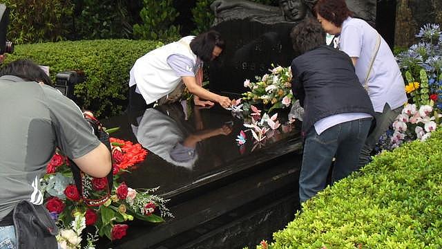 邓丽君逝世30周年，92岁经纪人到墓地上香，三哥邓长富上台致辞（组图） - 7