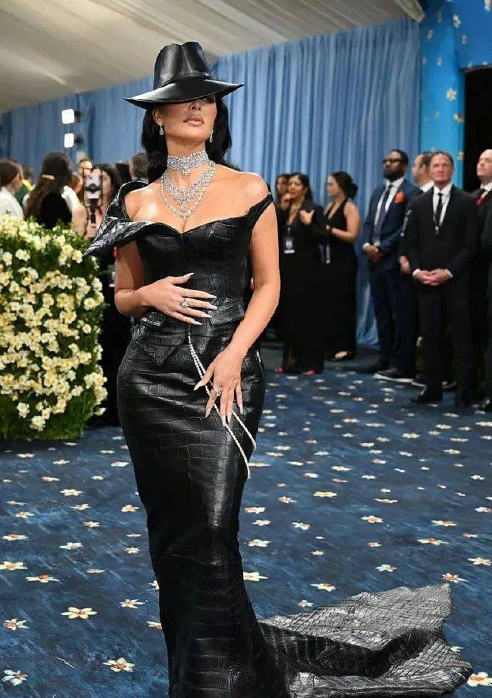 【时尚】辣眼睛！Lisa穿LV定制蕾丝透视三角裤套装征战Met Gala（组图） - 1
