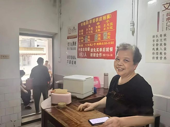 6元一顿自助餐！邵阳七旬餐馆老板30年只涨价1元：规矩是不能浪费，打菜时不许说话（组图） - 1