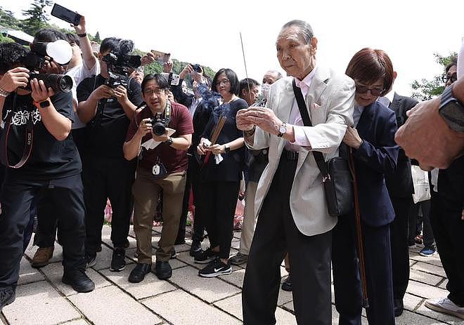 邓丽君逝世30周年，92岁经纪人到墓地上香，三哥邓长富上台致辞（组图） - 2