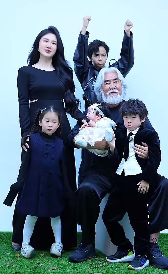 张纪中送娃上学出车祸，事发后坐路边很郁闷，自称养4娃压力大（组图） - 8